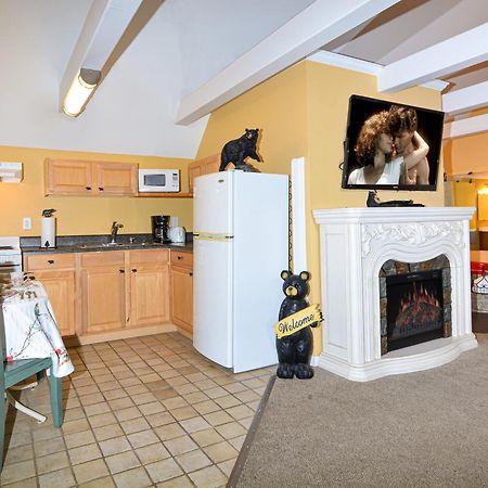 First Love Gatlinburg Room photo